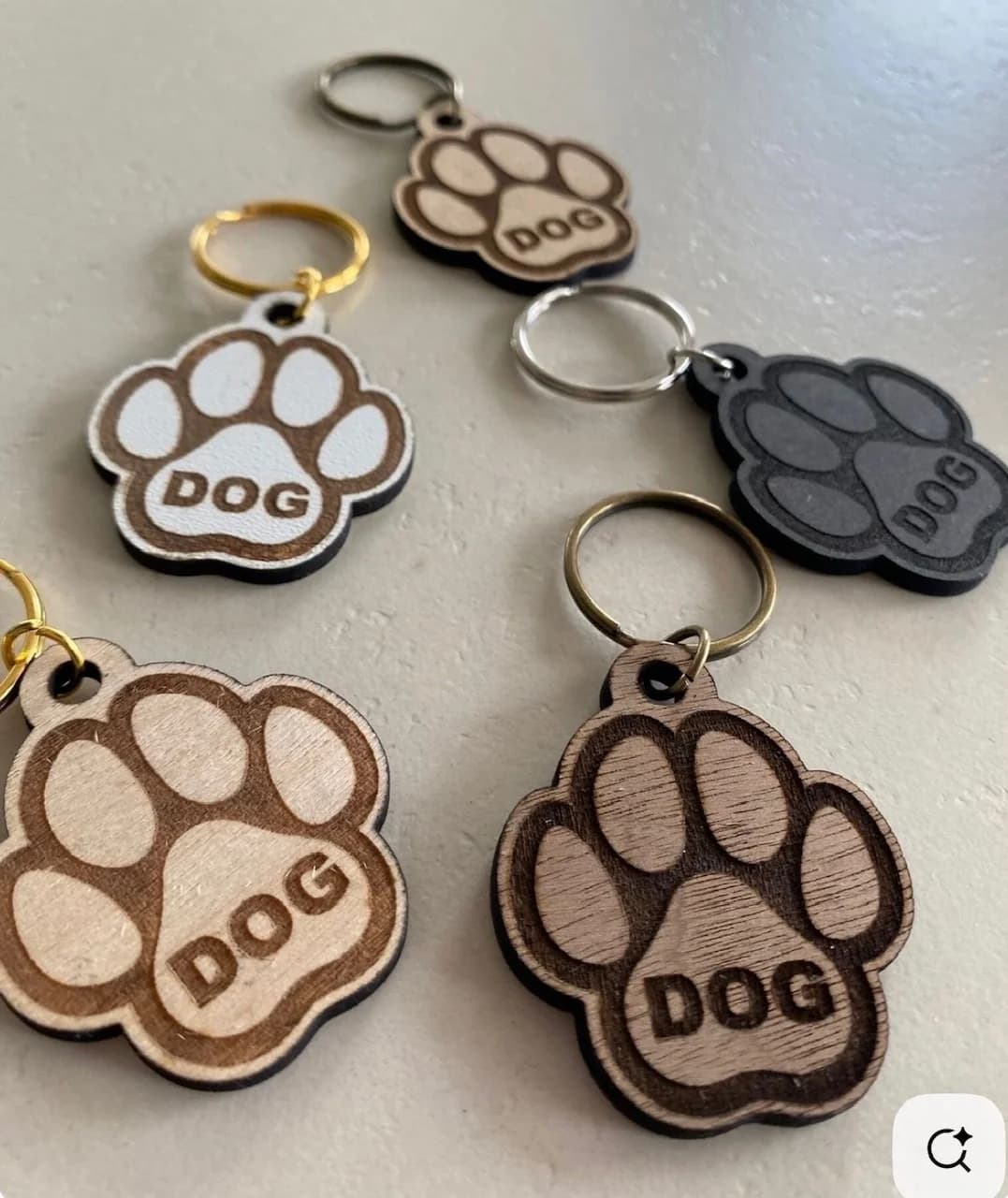 Porte-clés « DOG » avec pattes de chien, gravés au laser en bois clair, bois foncé et noir